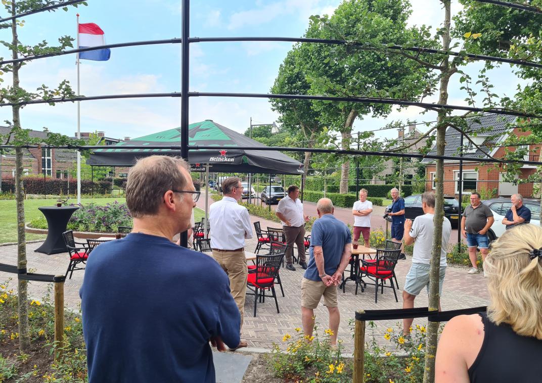 Een groep mensen op de vernieuwde Brink