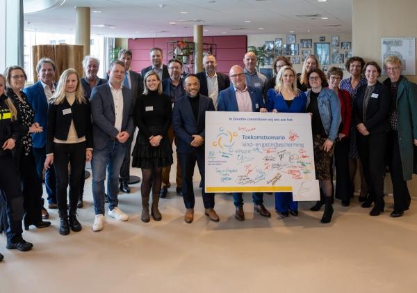 Symbolisch tekenmoment van het regionale programma Toekomstscenario Kind- en gezinsbescherming