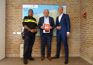 Foto met daarop burgemeester Klaas Smid, Mark Jansen van Meld Misdaad Anoniem en politiechef Maznu Holthuis