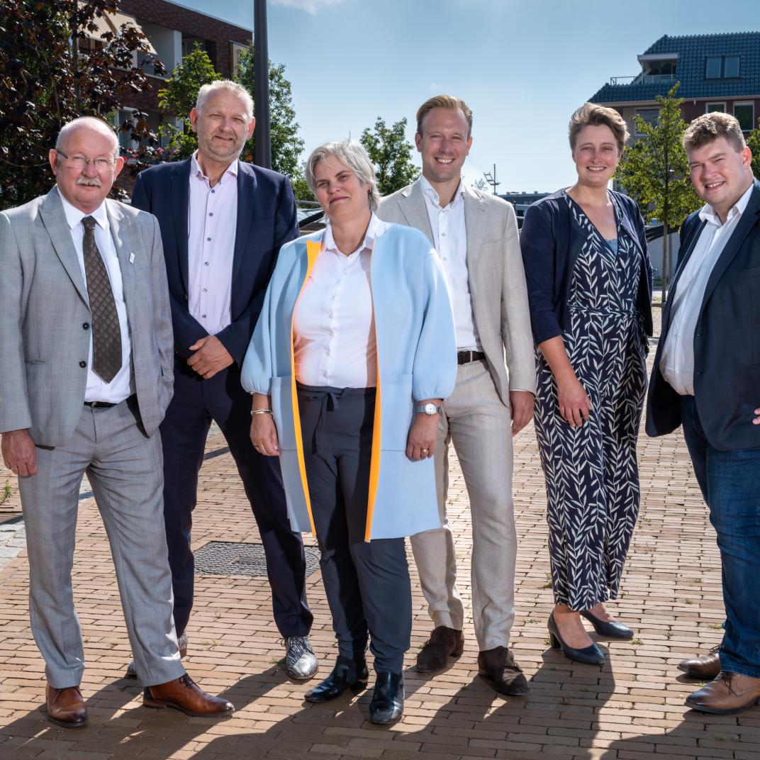 4 mannen en 2 vrouwen