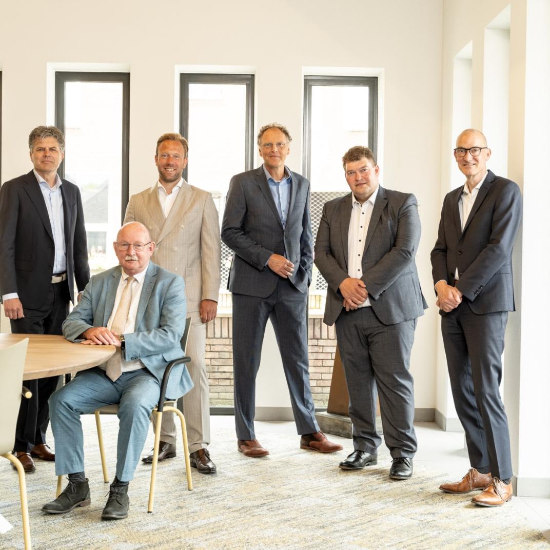 foto vande vier wethouders, de burgemeester en de secretaris